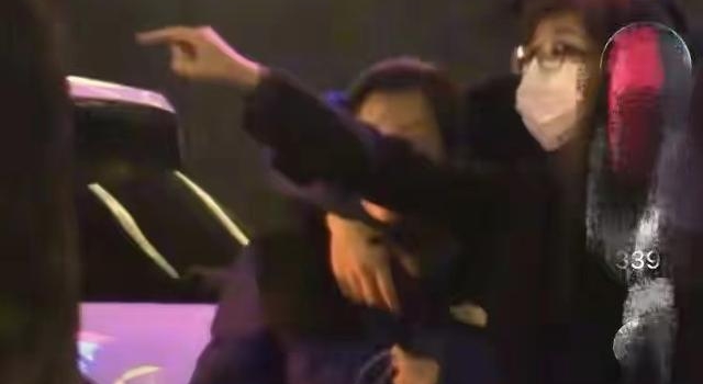 雷佳音被疑“出轨”?深夜搂抱美女举止亲密 网友:要翻车