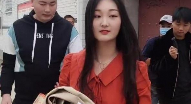 大衣哥儿媳回家探亲,腰间奢侈包包太抢眼,老公打扮却很朴素