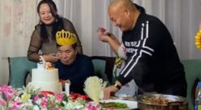 赵本山御用编剧何庆魁近照曝光!迎72岁生日,客厅太小勉强放桌