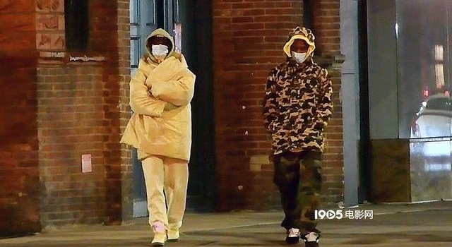 蕾哈娜与绯闻男友现身 双双包裹严实动作神同步