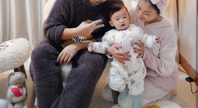 太卑微?奥运冠军何雯娜跪地为丈夫端蛋糕,婚礼时间都不能做主