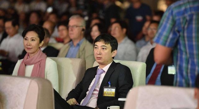王思聪又换女友了?与一美女上演背后拥抱,浪漫得像是在演韩剧