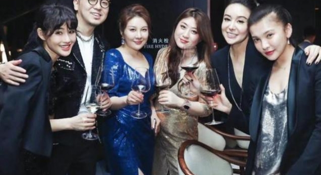 章泽天被名媛圈排挤?名流宴会合照站边还被裁,顶层名媛稳居C位