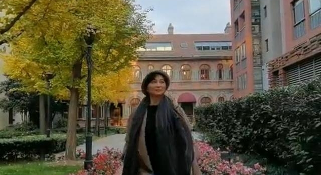 57岁李玲玉霸气走秀,网友直呼玉兔成精,与混血儿子同框似姐弟