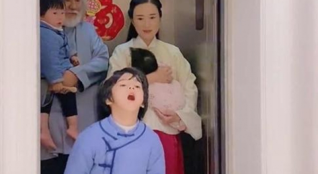 69岁张纪中自曝快抱不动儿子,为娇妻贴心挡电梯门,婚戒却抢镜