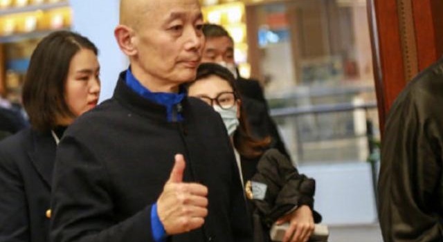 葛优近照老太多!两颊凹陷满额皱纹如刀刻,眼袋深重下垂眼神无光