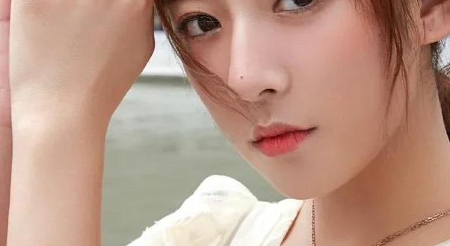她,就是标准的甜宠剧女主模样吧