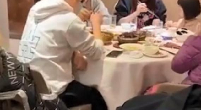 洪欣张丹峰一家聚餐,被传离婚后首同框,女儿表情暴露真实关系