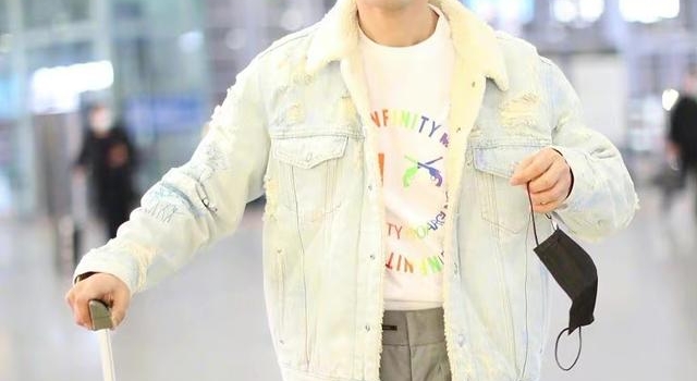 黄晓明走机场颜值狂飙!变清新少年不敢认,留胡渣帅成大男孩