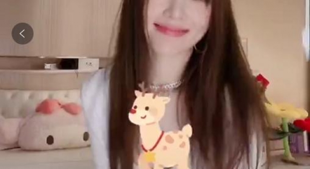 李小璐穿连体衣跳热舞,领口低开太过性感,腰部风光一览无遗