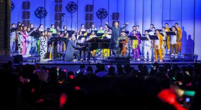 紧随郑云龙、刘令飞,彩虹合唱团也在跨年与网友开启全新互动
