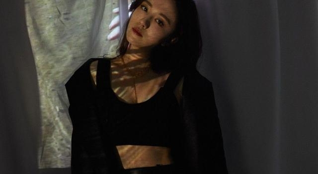 王晓晨封面大片曝光 黑色西装诠释别样性感
