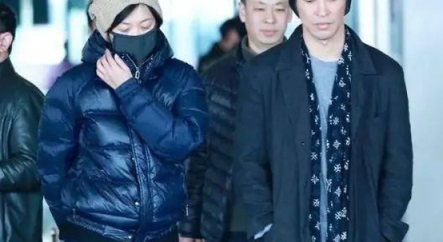 徐静蕾与黄立行现身机场,却只顾自己往前走,男方一脸严肃显生疏