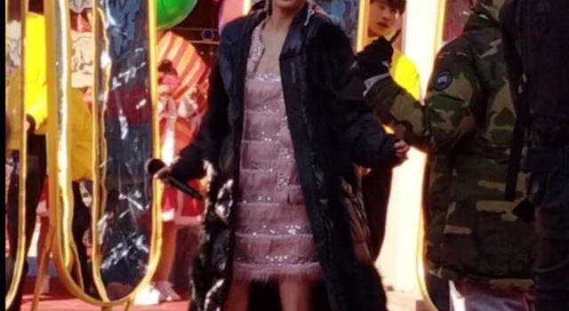 38岁黄圣依太拼!室外演出穿低胸短裙,不顾严寒低温仍大露美腿
