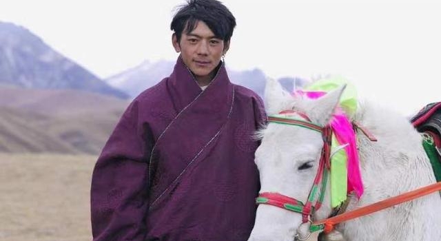 丁真抽烟视频引发网友热议,工作室发文道歉