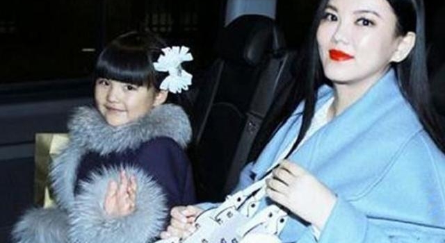 有种“富养”叫林心如女儿,3岁身家过亿,看到她吃饭的碗更心酸