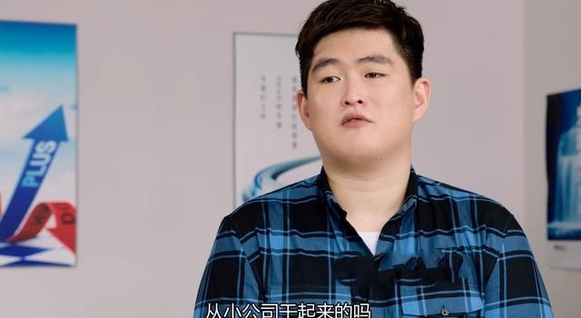 赵本山儿子近照曝光!现身签约仪式派头十足,被曝已是董事长助理