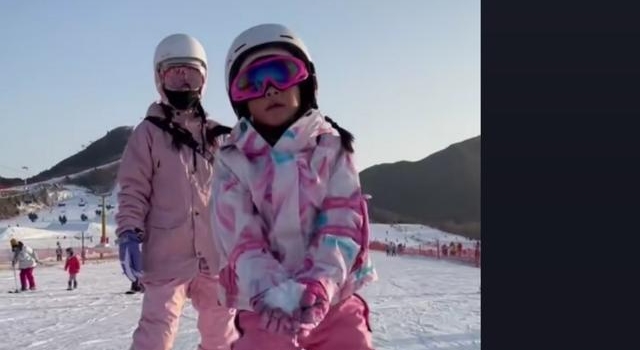 李小璐带甜馨滑雪,同行男司机酷似贾乃亮,两人关系回温?