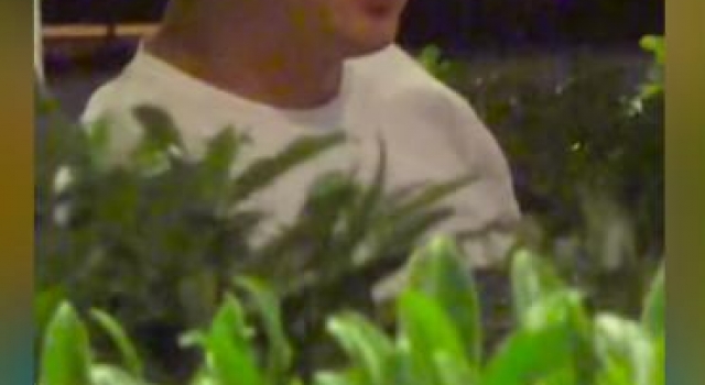 吴京与好友路边摊聚餐,喝到脸红脖子粗,酒后一细节获赞彰显涵养