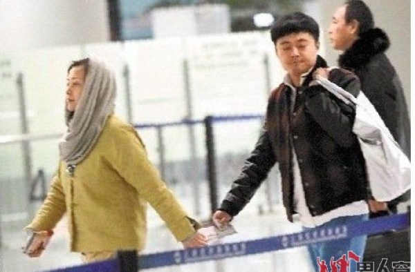 内地女星郝蕾怀孕五个月大肚照曝光