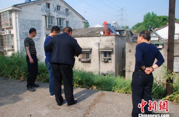 毒友吸毒死在家中男子抛尸菜地 持斧拘捕砍伤民警