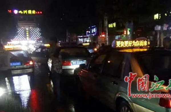 江西街头上演的哥版“速7” 十余辆的士雨夜追克隆车