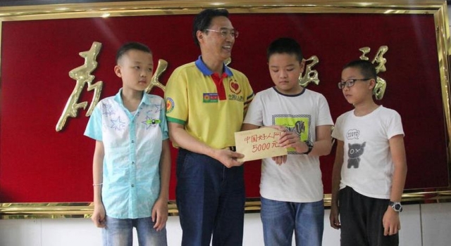 扶老人被讹诈 三名小孩收到5000元安慰奖