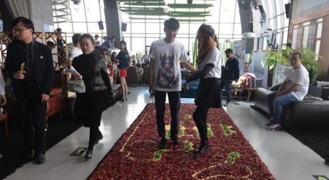 小伙9999只红辣椒铺地毯创意求婚成功