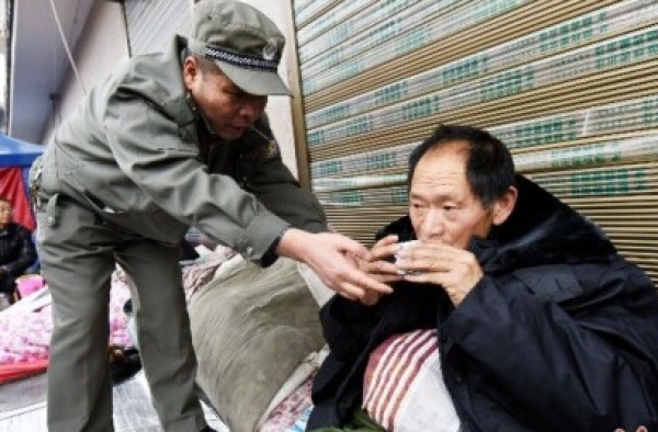 中国好城管!西安暖心城管送乞讨者包子棉衣热牛奶
