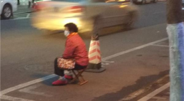 南京一老夫妇为给儿子占车位 寒风中轮流蹲守
