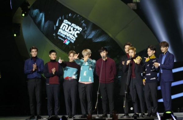 EXO斩4奖成2015MAMA最大赢家 2015MAMA获奖名单曝光