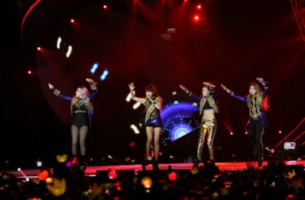 2015MAMA变回归舞台 2NE1合体攻破“解散说”