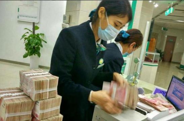 德阳土豪携500万发霉现金银行开户 点7小时烧坏点钞机