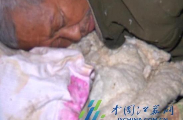 说好的养儿防老呢?7旬独居老人儿女不管 啃棉花充饥