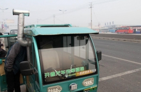 大爷三轮车改装成＂豪车＂完爆车载空调 能看电视能取暖