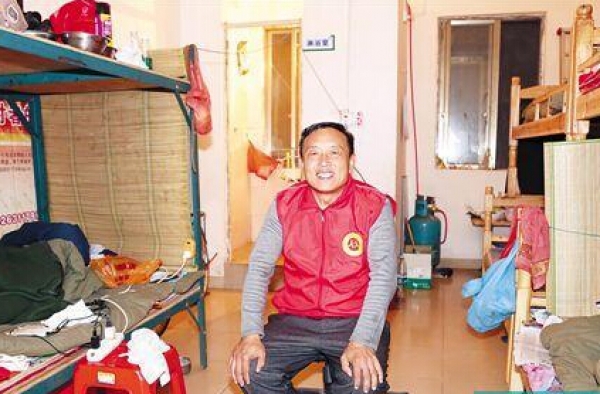 老板为流浪汉发百元红包被嫌少告到派出所:往年都是500
