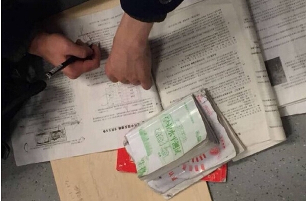 学霸地铁席地而坐淡定写作业 旁若无人惊呆旁人