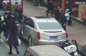 司机卫生纸挡号牌违停被查殴打交警：老子就是有钱!