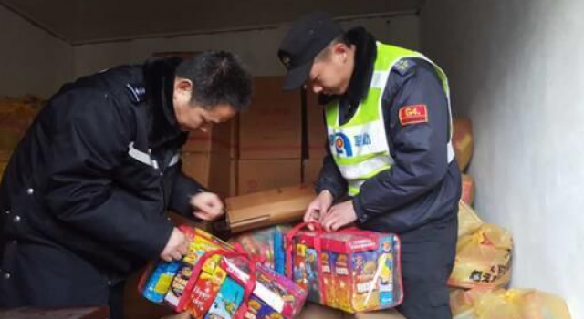 天冷水管爆裂误打误撞 警方收缴200箱非法烟花爆竹