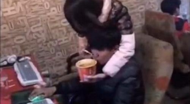 小伙网吧玩LOL团战如大爷 媳妇在旁点烟喂饭还按摩