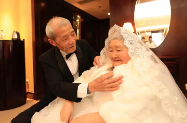 情人节最浪漫告白:8旬老人包整栋楼 示爱结婚67年的老伴