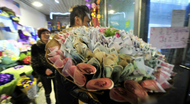 别人的情人节:土豪掷6990元新版人民币 扎"钱花"示爱