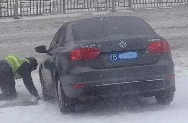 大连最美交警：帮70多位车主雪中推车 太累跪倒休息