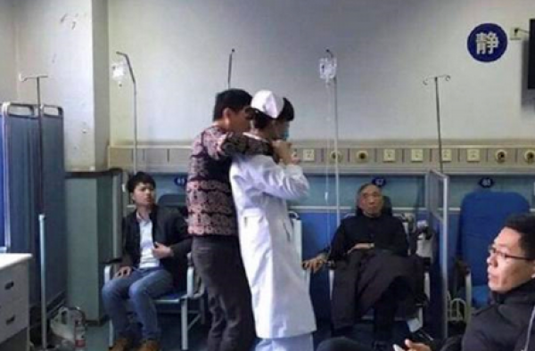 心塞!男子医院持刀劫持护士 旁人围观拍照若无其事