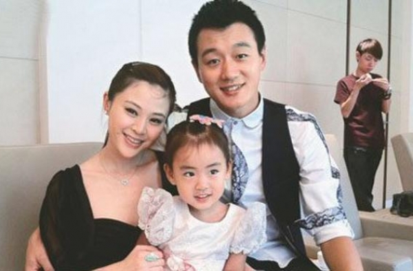 佟大为二胎女儿首曝光 俩小公主大方可爱