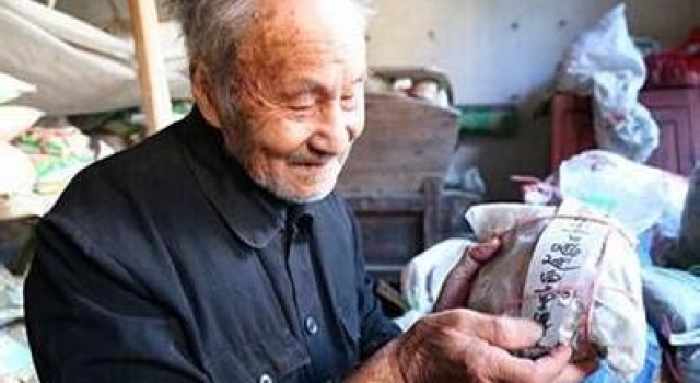 惊!九旬老汉患怪病每日“挤奶”两毫升 疑与暴饮暴食有关