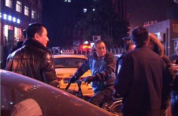 爽！的哥抢行随口吐痰飞到路人脸上 被扇了2个巴掌