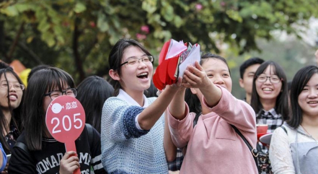 什么？“女生节”时广州高校竟然可以“竞拍男生”!