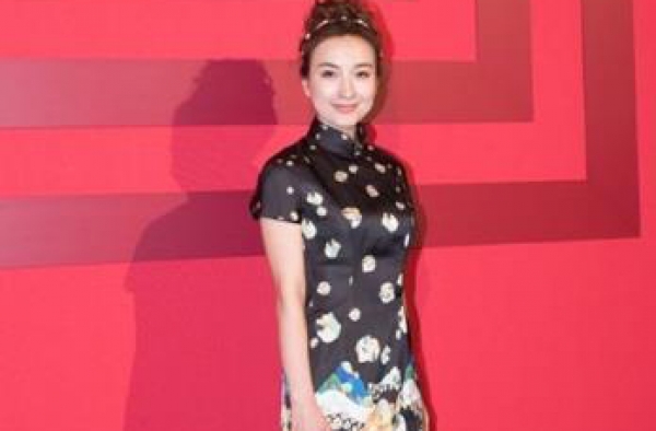 吴昕旗袍亮相秋冬大秀 性感身姿展露东方女人之美