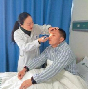 男子两只眼近视4000度:跟瞎了一样 看不清女友长啥样